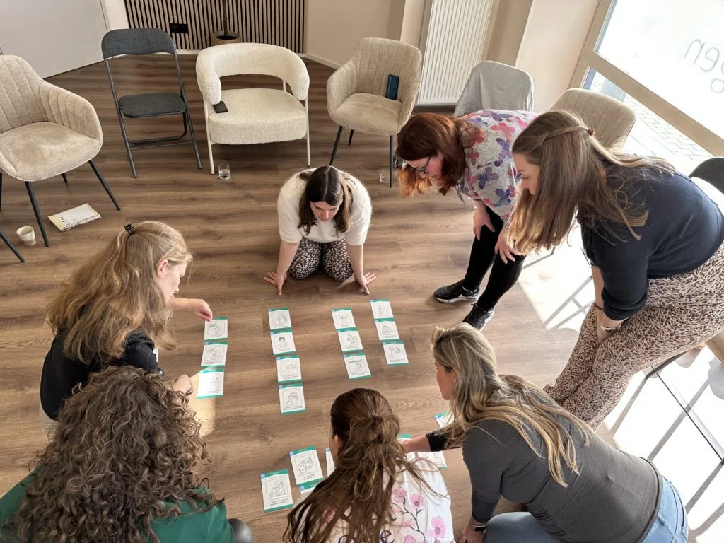 Deelnemers bekijken samen informatiekaartjes tijdens Centering Pregnancy bij PuurBegin